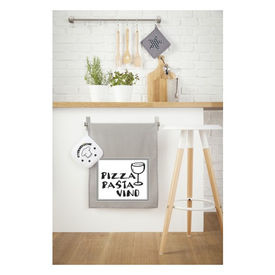 Imaginea prezintă un decor modern de bucătărie cu ustensile de lemn agățate pe un perete, două ghivece cu ierburi aromatice pe un blat și un prosop decorativ de bucătărie gri cu cuvintele 'PIZZA PASTA VINO'. Se vede și un taburet alb.