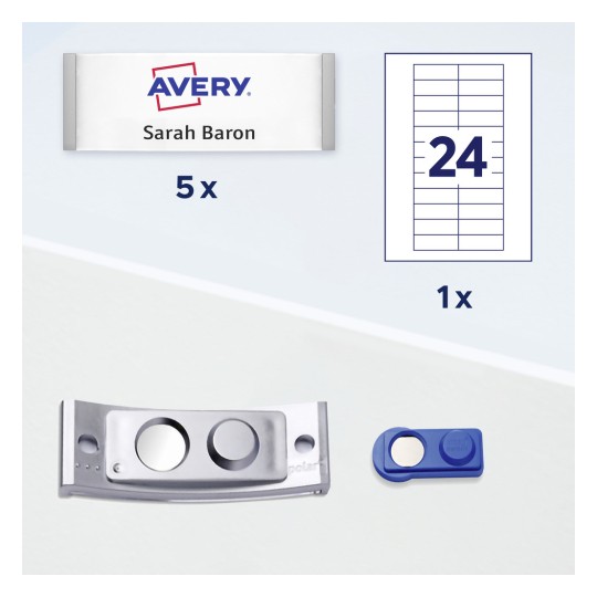 Imaginea prezintă etichete Avery cu numele 'Sarah Baron', în cantitate de 5, o foaie albă cu numărul 24, un suport metalic pentru ecusoane și o etichetă albastră. Ilustrează rechizite de birou sau de evenimente pentru identificare.