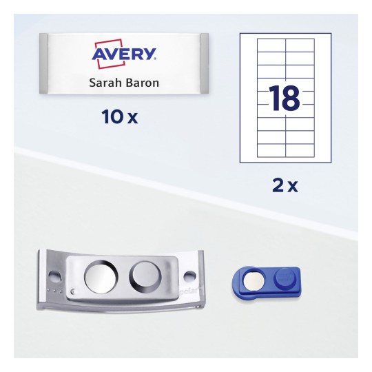 Imaginea afișează o etichetă pentru produsele Avery, inclusiv un nume și o cantitate, împreună cu alte două articole care sunt probabil unelte de etichetare legate, inclusiv un obiect metalic și un instrument albastru.