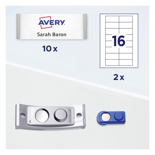 Imaginea arată un ecuson cu sigla Avery, prezentând numele „Sarah Baron”. Include zece ecusoane și două coli de etichete cu șaisprezece locuri pentru etichete.