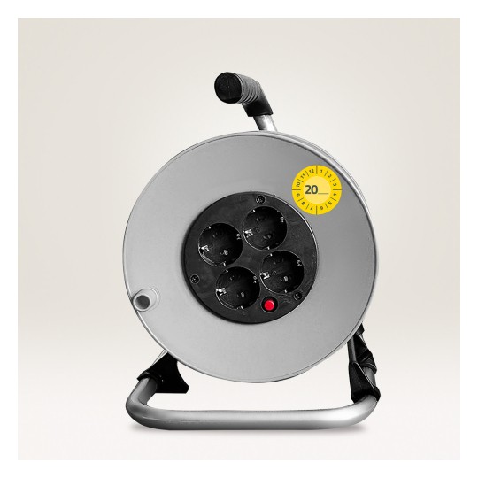 Imaginea arată un tambur electric rotund, de culoare gri, cu patru prize și un indicator luminos roșu. Are un mâner pentru a fi ușor de transportat și un suport pentru stabilitate.