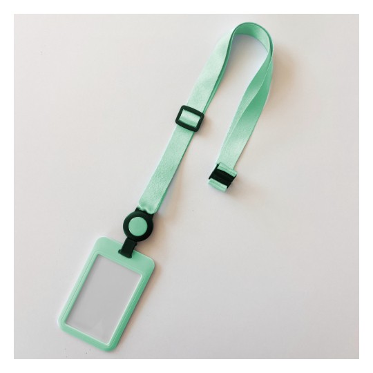 Un lanyard verde mentă cu un suport dreptunghiular pentru ecuson, având o fereastră clară și un atașament rotund în partea de sus, conceput pentru afișarea identificării.