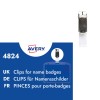 Clemă metalică pentru ecuson, cu curelușă din plastic transparent, pe fundal alb și etichetă de produs albastră?
