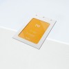 Mâneca albă pentru card cu un card de identitate portocaliu pe care scrie „Emie Mapp” și trei găuri perforate?