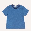 Imaginea afișează un tricou albastru cu mâneci scurte, cu un model texturat și un guler contrastant într-un albastru marin. Este prezentat fără niciun model sau fundal, subliniind designul tricoului.