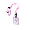 Imaginea arată un lanyard roz cu un ecuson de identificare atașat. Ecusonul conține un nume, o imagine siluetă și o dată.