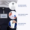 Imaginea prezintă un suport de badge cu rolă și clips, care include 10 suporturi de carduri proiectate pentru 2 carduri magnetice în format de 85 x 54 mm. Textul evidențiază practicitatea utilizării, în special pentru un designer pe nume Melina Doppler.