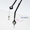 Imaginea arată un suport de insigne retractabil cu un șnur și o etichetă care indică '10 lanyards'. Suportul retractabil este de culoare neagră, având un logo și o clemă argintii.