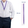Imaginea prezintă o persoană care poartă o cămașă albă și pantaloni bleumarin, având un lanyard mov cu un clip atașat. Dimensiunile lanyardului sunt, de asemenea, furnizate, indicând că acesta are 44 cm lungime și 1,5 cm lățime.