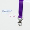 Imaginea prezintă un șnur de satin mov cu un clips de metal, evidențiind materialul său moale și purtarea confortabilă.