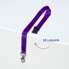 Imaginea prezintă un lanyard mov cu un clips, așezat pe o suprafață albă. Textul indică faptul că sunt 10 lanyarde.