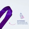 Imaginea prezintă o panglică mov cu o descriere text care subliniază materialul său sustenabil, indicând că este fabricat din poliester reciclat rPET provenit din sticle de plastic.
