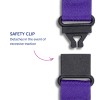 Imaginea arată un dispozitiv de siguranță proiectat să se detașeze atunci când există o tracțiune excesivă. Include o curea mov și un mecanism de clemă negru, cu o descriere care indică caracteristica sa de siguranță.
