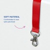 Imaginea arată o curea roșie cu un clips metalic. Ea evidențiază caracteristicile curelei, menționând că este realizată dintr-un material moale și este confortabilă de purtat, având un finisaj satinat.