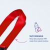 Imaginea prezintă o panglică roșie etichetată ca „Sustenabilă”, realizată din poliester reciclat rPET derivat din sticle de plastic. Aceasta subliniază ecologia și reciclarea.