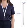 Imaginea prezintă o persoană purtând un tricou de culoare închisă cu un șnur alb în jurul gâtului. Șnurul are dimensiunile indicate: 44 cm în lungime și 1,5 cm în lățime, împreună cu un clips la capăt.