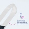 Imaginea prezintă un breloc sustenabil realizat din poliester reciclat rPET, derivat din sticle de plastic. Include o curea albă cu o cataramă neagră și text care subliniază caracterul său ecologic.