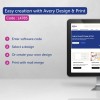 Imaginea prezintă software-ul Avery Design & Print, evidențiind pașii pentru crearea de etichete, insigne sau carduri personalizate folosind un cod specific. Procesul implică introducerea codului software, selectarea sau crearea unui design și imprimarea cu fuziune poștală.