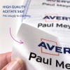 Imaginea arată un prim-plan al unei etichete realizate din mătase acetat de înaltă calitate. Aceasta prezintă cuvântul „Avery” și numele „Paul Meyer”, subliniind faptul că se potrivește perfect pe haine.