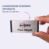 Imaginea arată o persoană ținând o ecusoană pe care scrie „Avery Paul Meyer”, evidențiind cinci ecusoane în culoarea antracit modern, cu dimensiuni de 70 x 30 mm.