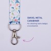 Imaginea prezintă un lanyard colorat cu un model floral și un carabinier metalic rotativ atașat, etichetat ca 'Carabinier metalic rotativ pentru atașarea ecusoanelor de nume sau accesoriilor'.
