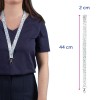 Imaginea prezintă o persoană care poartă un lanyard cu model floral în jurul gâtului. Lanyardul are o lungime de 44 cm și o lățime de 2 cm, conceput pentru a ține obiecte precum chei sau ecusoane.