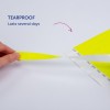 Imaginea arată o mână care ține o bandă galbenă rezistentă la rupere, subliniindu-i durabilitatea cu textele 'TEARPROOF' și 'Durează câteva zile'.