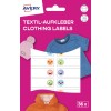Imaginea prezintă un ambalaj pentru etichete de îmbrăcăminte Avery, cu designuri colorate de fețe zâmbitoare. Include un fundal roz și imagini ale unor articole de îmbrăcăminte, cum ar fi un tricou albastru, o jachetă portocalie și o pălărie roz.