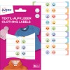 Imaginea arată etichete de îmbrăcăminte Avery cu diverse designuri colorate de emoji pentru etichetarea obiectelor. Etichetele sunt pe un ambalaj roz, cu articole de îmbrăcăminte de probă.