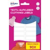 Imaginea arată etichete pentru îmbrăcăminte Avery, cu un fundal roz, având un tricou albastru, o jachetă portocalie și o căciulă roz. Indică un pachet maxi de 90 de etichete.