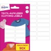 Imaginea arată un ambalaj pentru etichete de îmbrăcăminte Avery, având cuvintele 'Textil-Aufkleber Clothing Labels' și afișând un fundal roz cu exemple de articole de îmbrăcăminte și șabloane de etichete goale.
