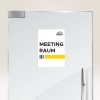 Imaginea afișează un semn de ușă care indică o sală de ședințe etichetată 'MEETING RAUM III' cu o bară galbenă sub text. Are un design elegant și modern.