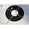 Imaginea înfățișează o țintă de trageri cu mai multe găuri care indică locurile unde au fost trase focurile. Ținta prezintă cercuri concentrice numerotate de la 1 la 10, cu cel mai mare număr în centru, arătând un grupaj strâns de focuri aproape de centru.