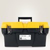 Imaginea arată o cutie de unelte neagră cu un capac galben, având un mâner și cleme metalice. Este vizibilă o etichetă care indică faptul că este pentru inventar.