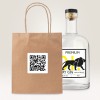 Imaginea prezintă o sticlă de gin uscat premium cu o etichetă distinctivă care afișează o siluetă de câine, lângă o pungă de hârtie maro care are un cod QR pe ea.