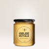 Imaginea arată un borcan de Gelee Royale, un produs apicol, cu o etichetă care indică faptul că este miere din Bavaria. Borcanul este transparent cu un capac negru și conține 400 de grame.