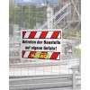 Imaginea arată un semn de avertizare pe un șantier de construcții în limba germană, avertizând că intrarea pe șantier se face pe propriul risc, cu logo-ul unei companii numite Habach.