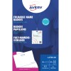 Ambalaj pentru ecuson pliabil Avery cu șnur, prezentând ecusonul pe o cămașă albastră?