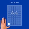 Vedere de sus a unei coli A4 pline cu etichete pătrate de 25x25 mm și o mână în colțul din stânga jos?