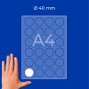 Mână lângă o foaie A4 cu o grilă de autocolante circulare de 40 mm, se vede un autocolant alb?