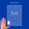 Mână lângă o diagramă pe o foaie A4 etichetată 30 x 50 mm, cu celule dreptunghiulare mici?
