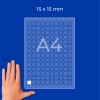 Mână lângă o foaie cu grilă A4, etichetată 15 x 15 mm, cu multe pătrățele mici?