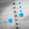 Imaginea arată o pagină de calendar cu date și marcaje. Date notabile includ 21, 22, 23 și 24, cea din urmă având scris „Peter” lângă ea într-un stil scris de mână. Data de 24 este evidențiată cu roșu.