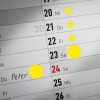 Imaginea afișează un calendar pentru săptămână cu datele evidențiate. Data de 24 este marcată cu roșu și are scris numele „Peter” alături. Alte date au cercuri galbene care indică evenimente notabile sau mementouri.