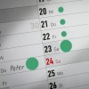 Această imagine arată o pagină de calendar cu date specifice marcate. Numele 'Peter' este scris lângă data de 24, cu cercuri care indică zile notabile în jurul acesteia.