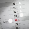 Imaginea prezintă un calendar care afișează datele de la 17 până la 30. Notabil, numele 'Peter' este scris de mână lângă data de 24, care este evidențiată cu roșu ca duminică.