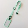 Un lanyard verde mentă cu un suport dreptunghiular pentru ecuson, având o fereastră clară și un atașament rotund în partea de sus, conceput pentru afișarea identificării.