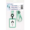 O imagine a unui suport de card cu un șnur reglabil reciclat și o rolă. Suportul de card include un spațiu pentru un card de identificare cu nume, zonă și dată de expirare.