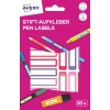 Imaginea prezintă etichete de pix Avery pe un fundal roz vibrant, alături de diverse stilouri și creioane colorate, etichetate cu nume.